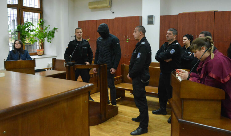 Осъдиха Константин Вишински на 18 месеца условно за разпространение на детска порнография 