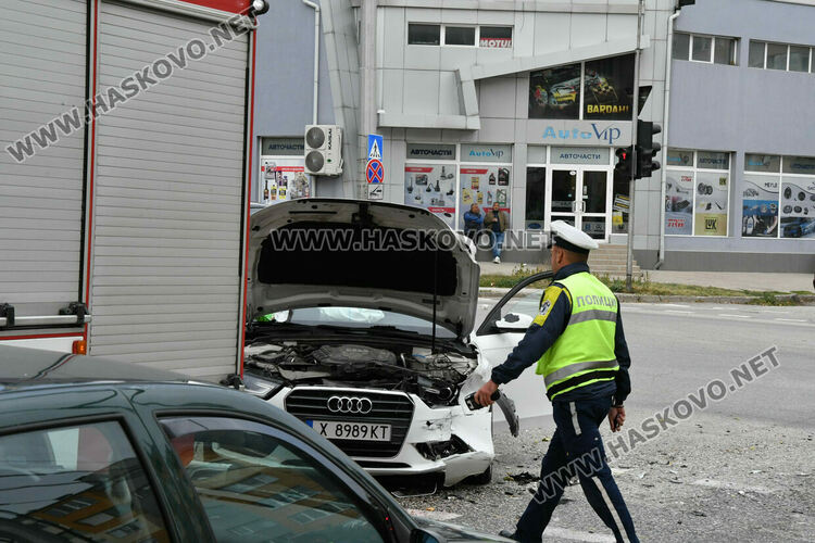 Двама водачи пострадаха при катастрофа в Хасково