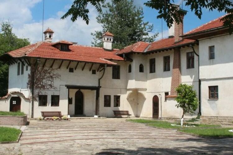 Лятната резиденция на цар Борис III в град Баня, край Карлово, беше продадена от сина му Симеон Сакскобургготски за 2.5 млн. лв.