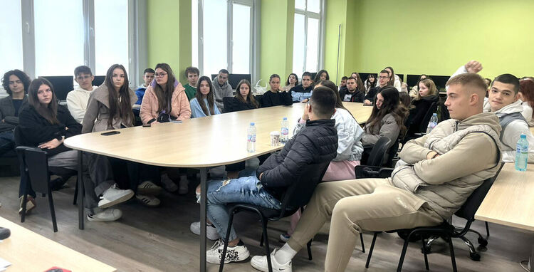 МВР и учениците от Езиковата борят престъпността заедно