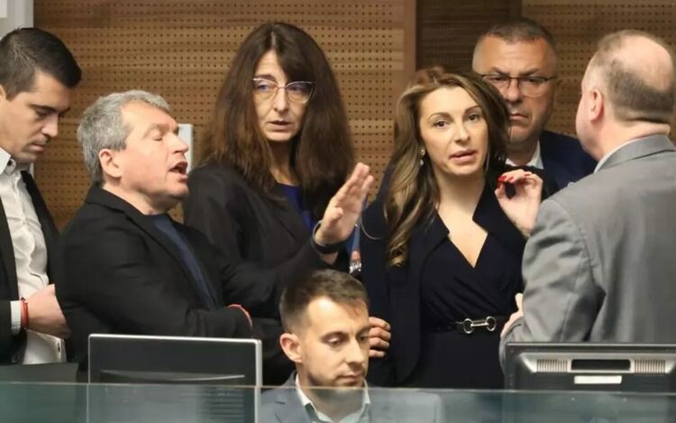 Депутатите на Слави Трифонов не посочват конкретен повод за внезапното си искане.