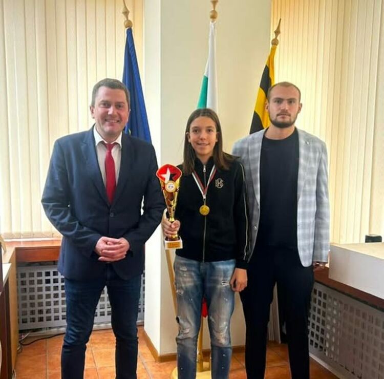 Кметът на община Перник Станислав Владимиров посрещна младата шампионка Дамяна Стоилова