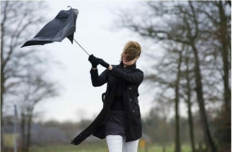 Облачно и дъждовно, силен вятър по Черноморието