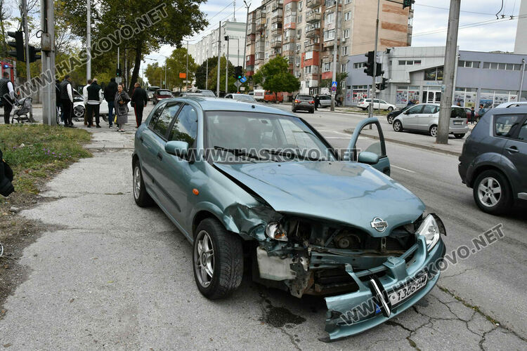 Двама водачи пострадаха при катастрофа в Хасково