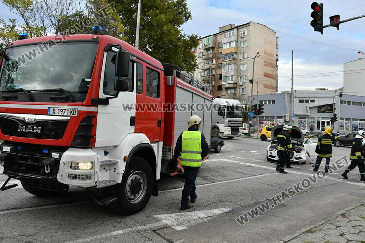 Двама водачи пострадаха при катастрофа в Хасково