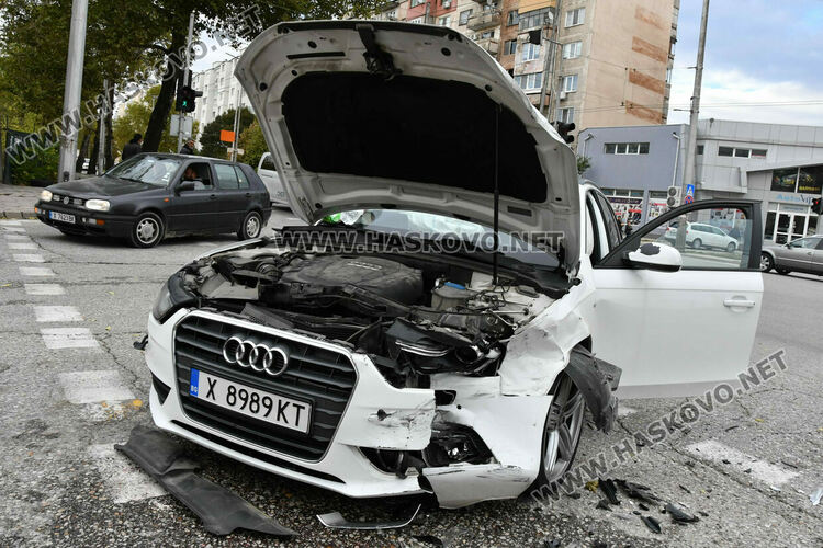Двама водачи пострадаха при катастрофа в Хасково