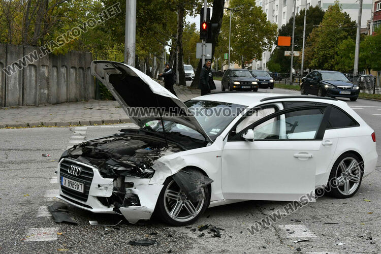Двама водачи пострадаха при катастрофа в Хасково