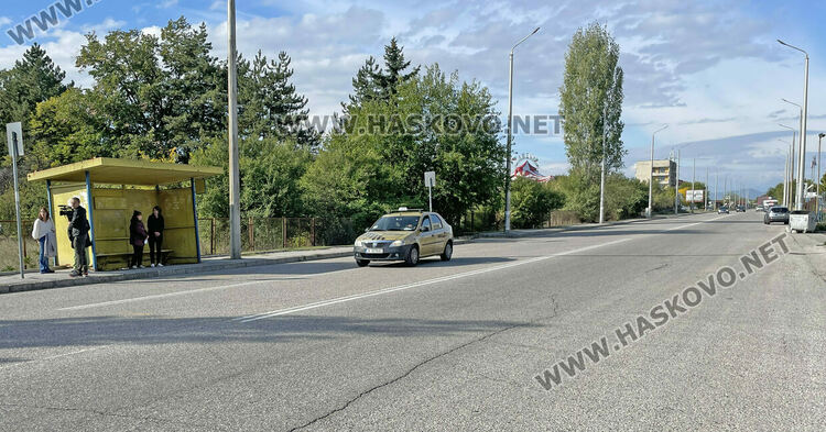 Жители на кв. „Бадема“ искат пешеходна пътека до автобусната спирка заради трафика и инцидентите