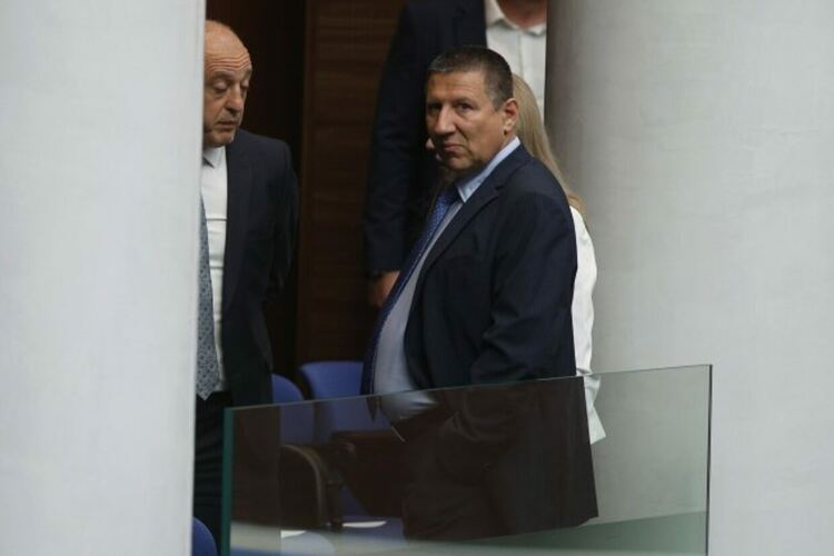 Спасяването на Сарафов дебне отвсякъде