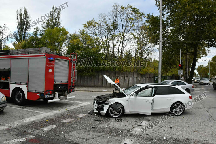 МВР: Водачката на Аудито е преминала на червен светофар и е катастрофирала в Нисана