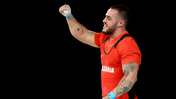  С рекорд: Карлос Насар грабна световното злато в щангите