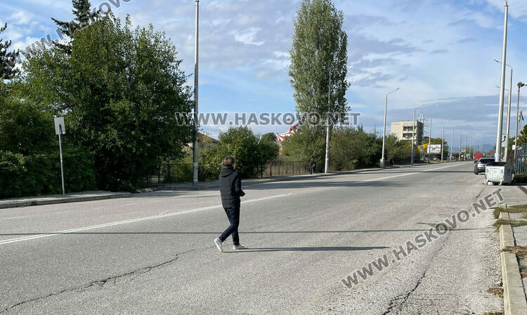 Жители на кв. „Бадема“ искат пешеходна пътека до автобусната спирка заради трафика и инцидентите