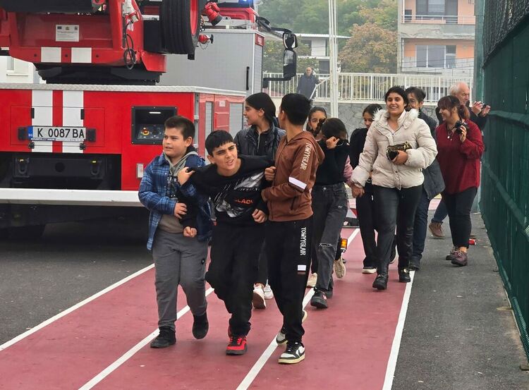 Ерол Мюмюн поздрави участниците в практическото занятие на Екологичния фестивал,което се проведе в ОУ"П.Яворов"