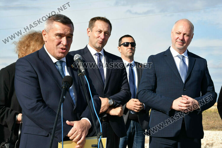 Премиерът Желязков край Хасково: Оставки в правителството не се обсъждат 