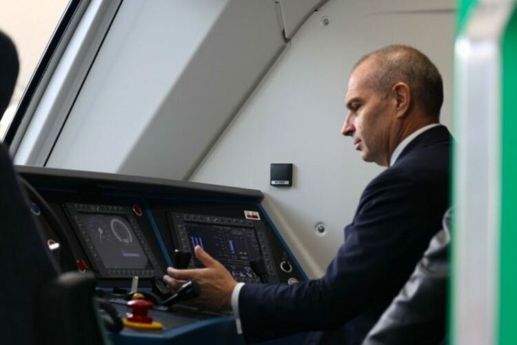 Вицепремиерът Гроздан Караджов също подкара новите „умни“ локомотиви, следвайки примера на бившия премиер Бойко Борисов преди години Сн.МТС