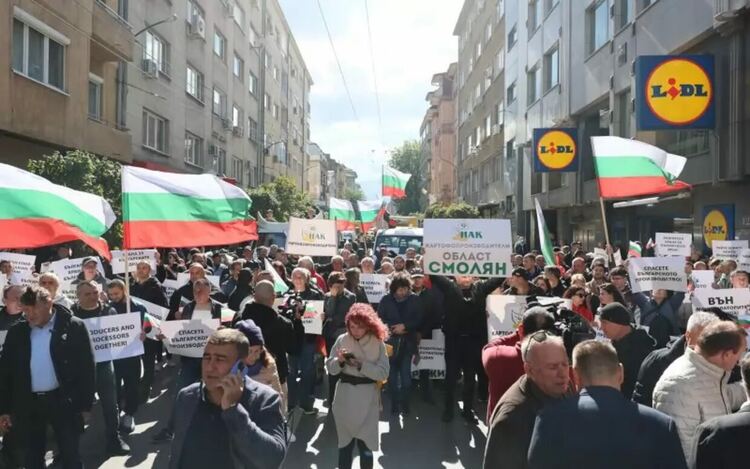 Пространството пред сградата на ЕП бе изълнено с протестиращи