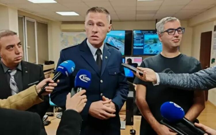 Представители на Пътна полиция и на АПИ обясняват колко много правят, за да няма задръствания на фона на големи задръствания