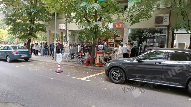    Провал на ученическото хранене в Кърджали,опашки за пици,а не за топла храна