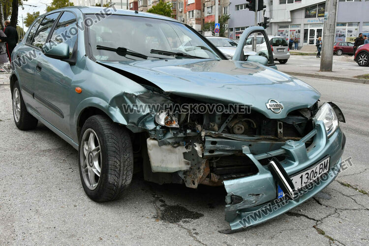 МВР: Водачката на Аудито е преминала на червен светофар и е катастрофирала в Нисана