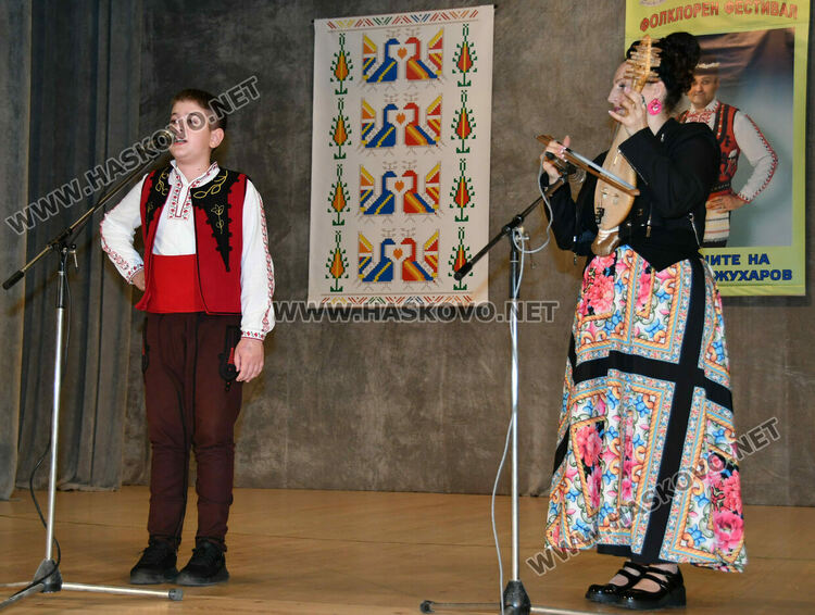 От малки до големи пеят песните на Тодор Кожухаров в читалище „Заря“ 