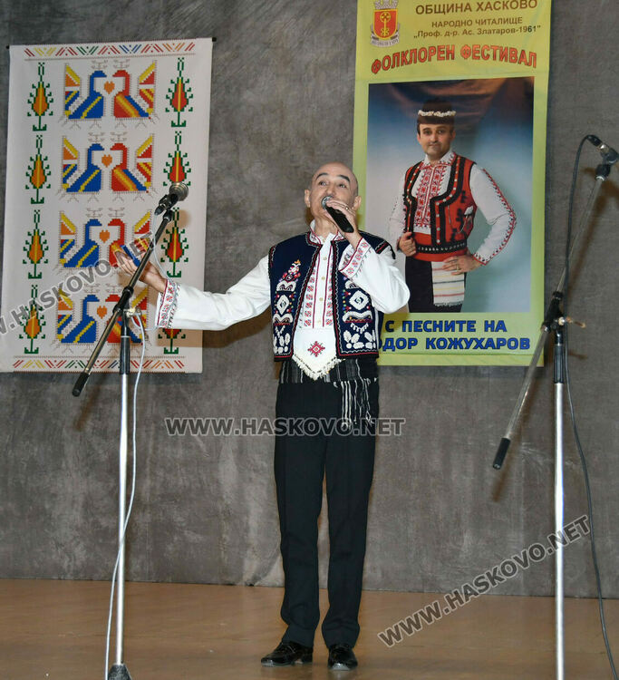 От малки до големи пеят песните на Тодор Кожухаров в читалище „Заря“ 