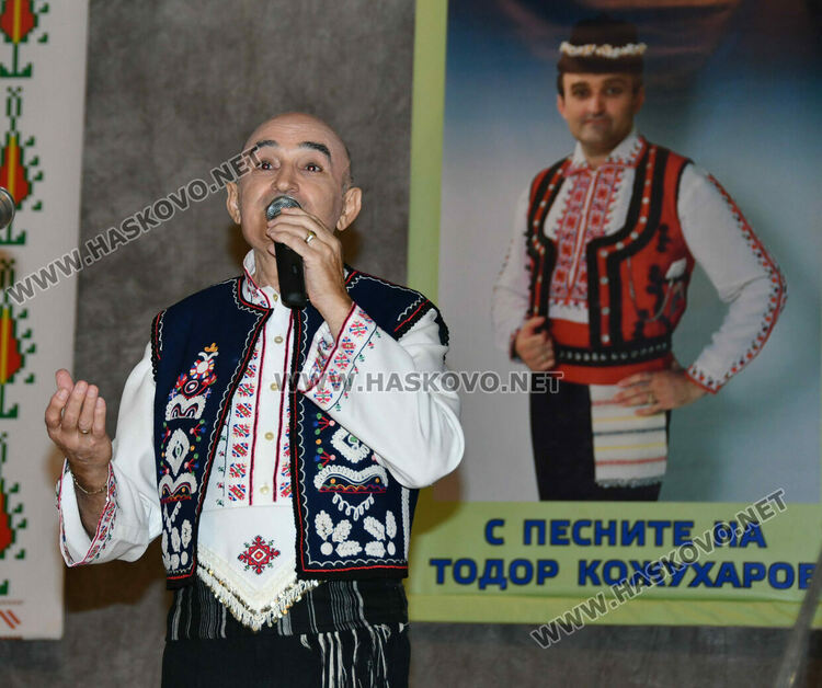 От малки до големи пеят песните на Тодор Кожухаров в читалище „Заря“ 