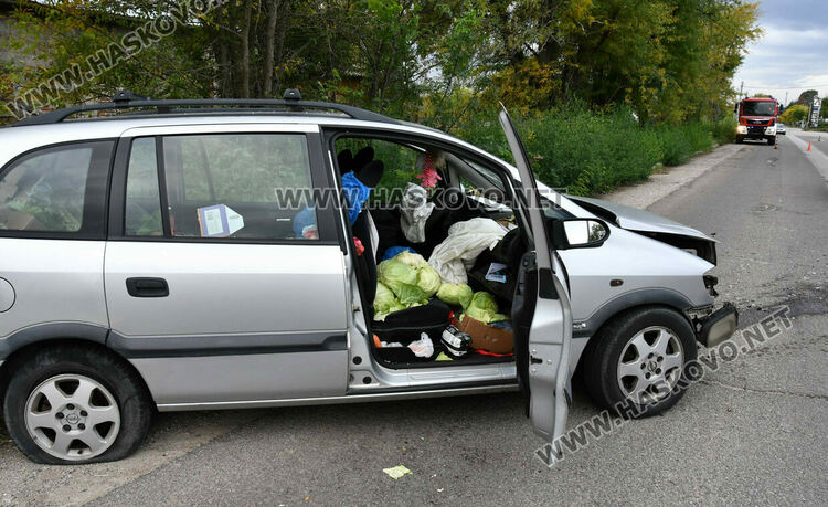 Трима пострадаха при челен удар между две коли в село Стойково 