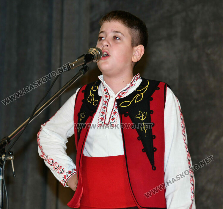 От малки до големи пеят песните на Тодор Кожухаров в читалище „Заря“ 