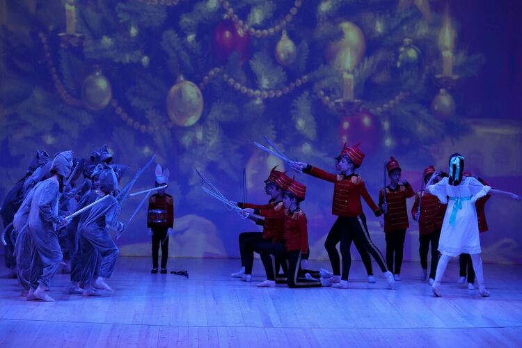 С постановката „Змеят и голямата балетна бъркотия“ откриха 25-ия сезон на Младежки център 