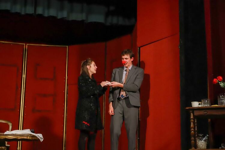 Пълна зала аплодира „Вечеря за глупаци“ в Конуш 