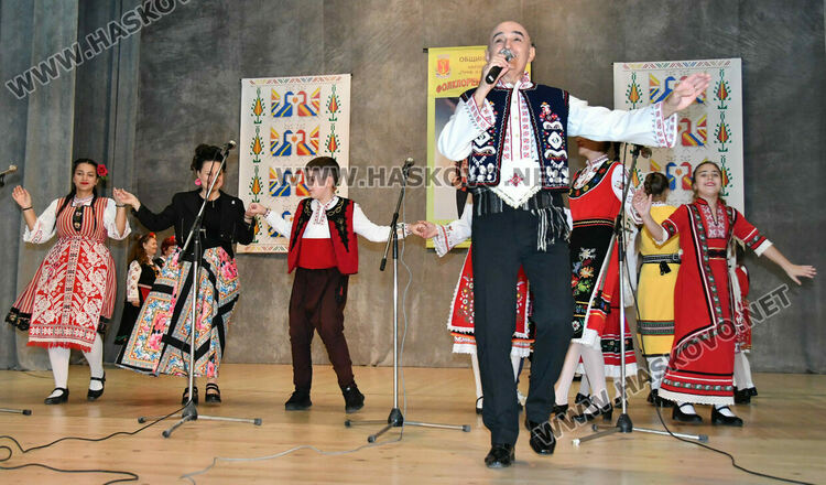 От малки до големи пеят песните на Тодор Кожухаров в читалище „Заря“ 