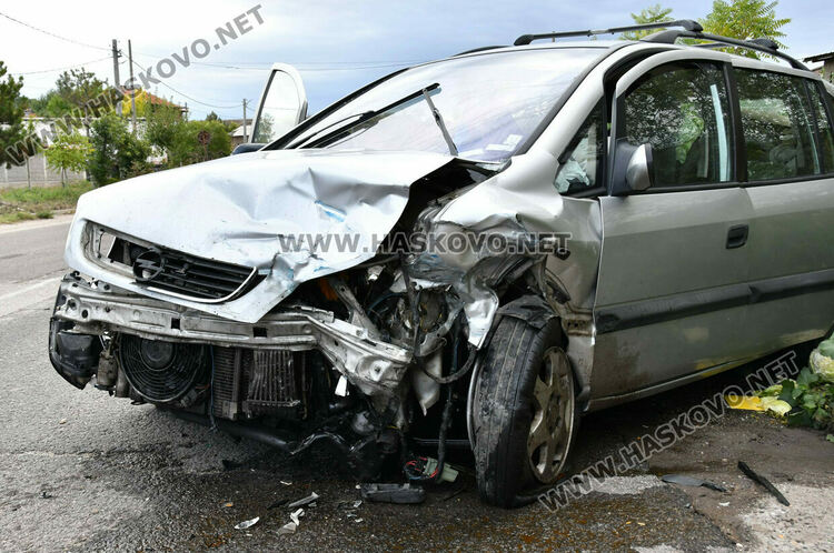 Трима пострадаха при челен удар между две коли в село Стойково 