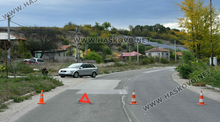 Трима пострадаха при челен удар между две коли в село Стойково 