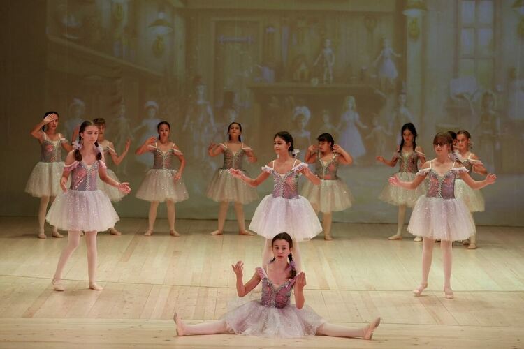 С постановката „Змеят и голямата балетна бъркотия“ откриха 25-ия сезон на Младежки център 