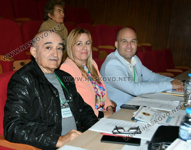 От малки до големи пеят песните на Тодор Кожухаров в читалище „Заря“ 