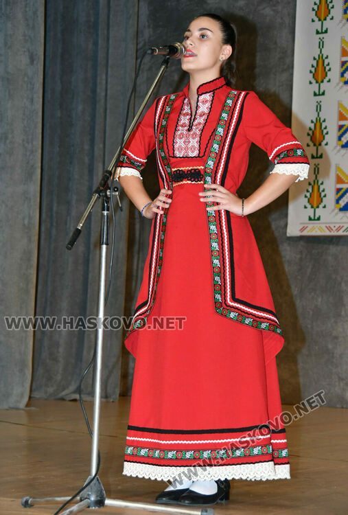 От малки до големи пеят песните на Тодор Кожухаров в читалище „Заря“ 