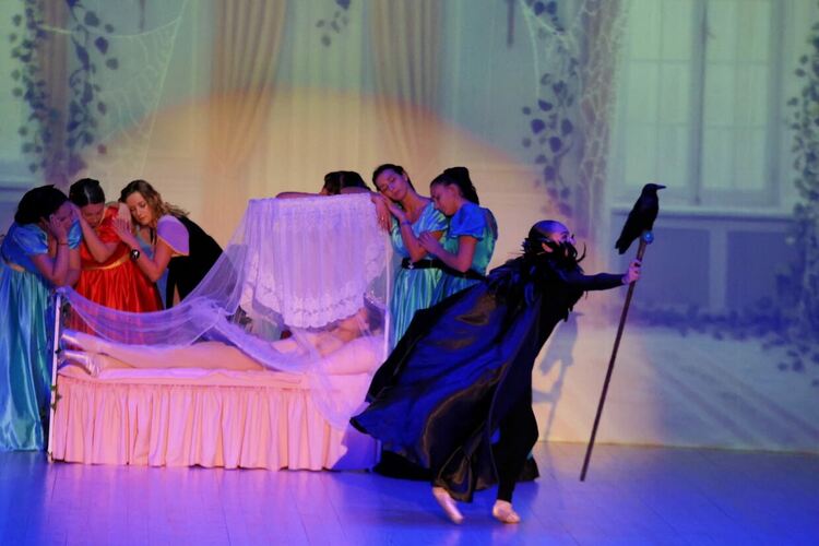 С постановката „Змеят и голямата балетна бъркотия“ откриха 25-ия сезон на Младежки център 