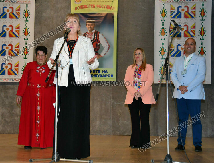 От малки до големи пеят песните на Тодор Кожухаров в читалище „Заря“ 