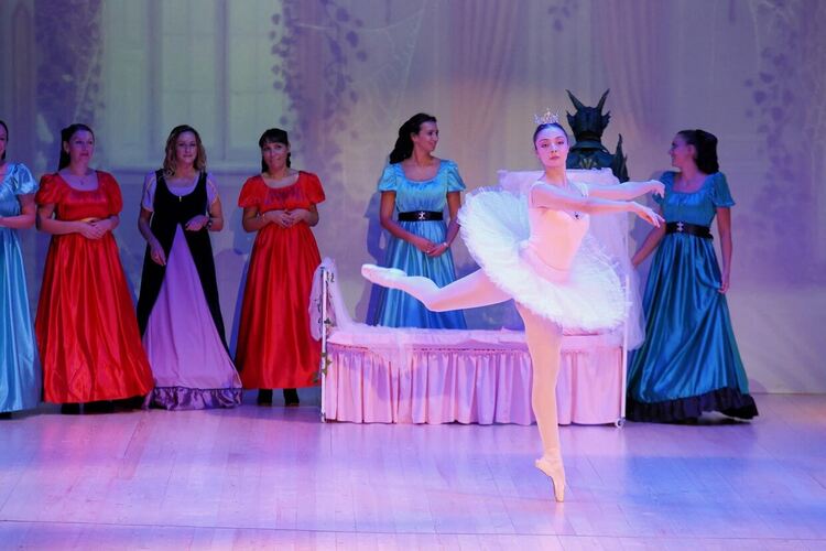 С постановката „Змеят и голямата балетна бъркотия“ откриха 25-ия сезон на Младежки център 