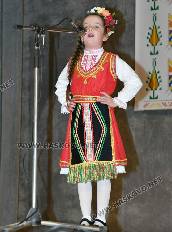 От малки до големи пеят песните на Тодор Кожухаров в читалище „Заря“ 