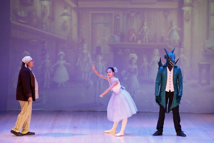 С постановката „Змеят и голямата балетна бъркотия“ откриха 25-ия сезон на Младежки център 