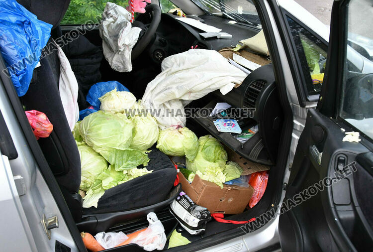 Трима пострадаха при челен удар между две коли в село Стойково 