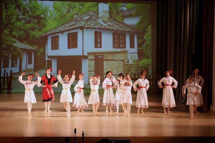 С постановката „Змеят и голямата балетна бъркотия“ откриха 25-ия сезон на Младежки център 