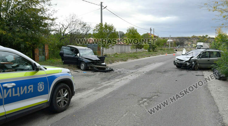 Трима пострадаха при челен удар между две коли в село Стойково 
