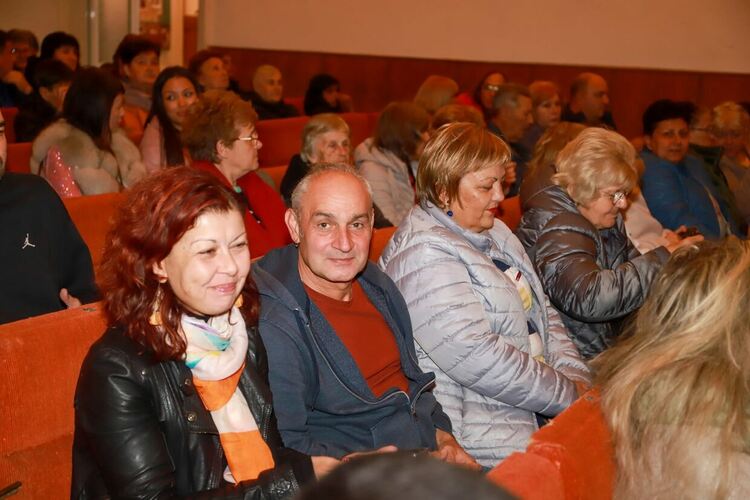 Пълна зала аплодира „Вечеря за глупаци“ в Конуш 