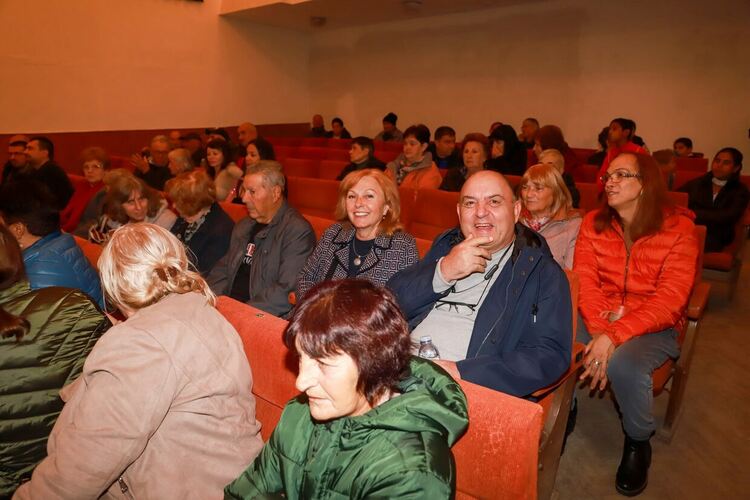 Пълна зала аплодира „Вечеря за глупаци“ в Конуш 