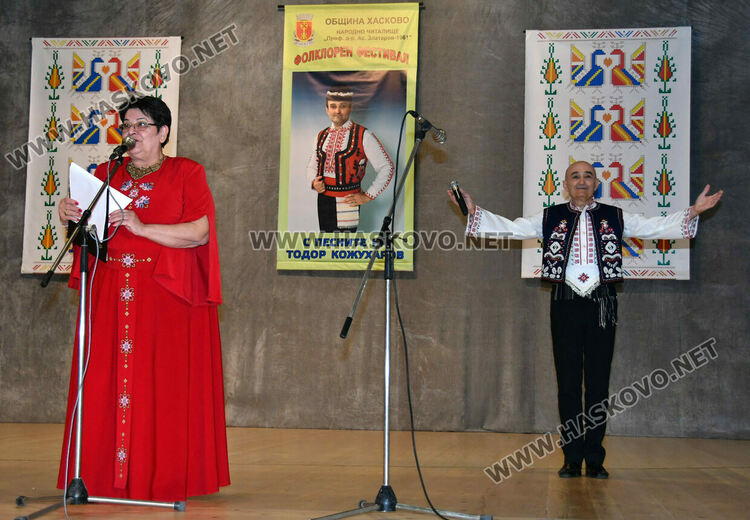 От малки до големи пеят песните на Тодор Кожухаров в читалище „Заря“ 