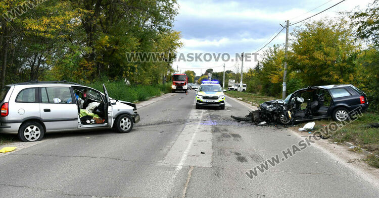 Трима пострадаха при челен удар между две коли в село Стойково 