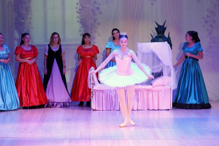 С постановката „Змеят и голямата балетна бъркотия“ откриха 25-ия сезон на Младежки център 