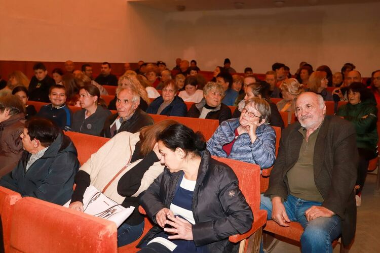 Пълна зала аплодира „Вечеря за глупаци“ в Конуш 